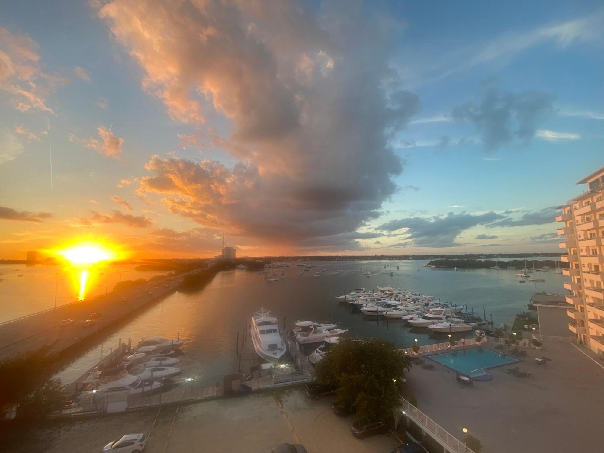 Panoramic Luxurious Waterfront One Bedroom With Miami Skyline View Free Parking 5min Drive To Miami Apartamento
