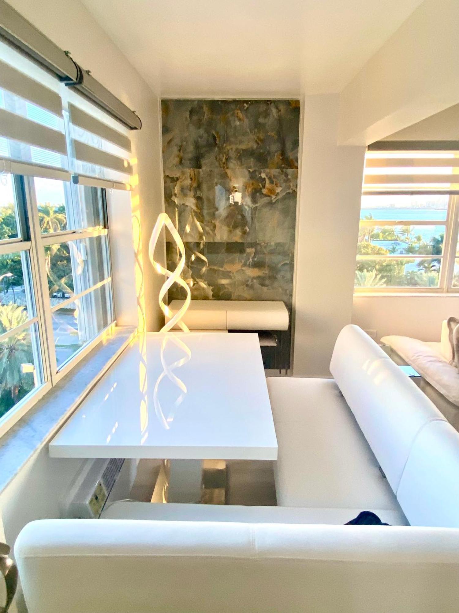 Panoramic Luxurious Waterfront One Bedroom With Miami Skyline View Free Parking 5min Drive To Miami Apartamento *