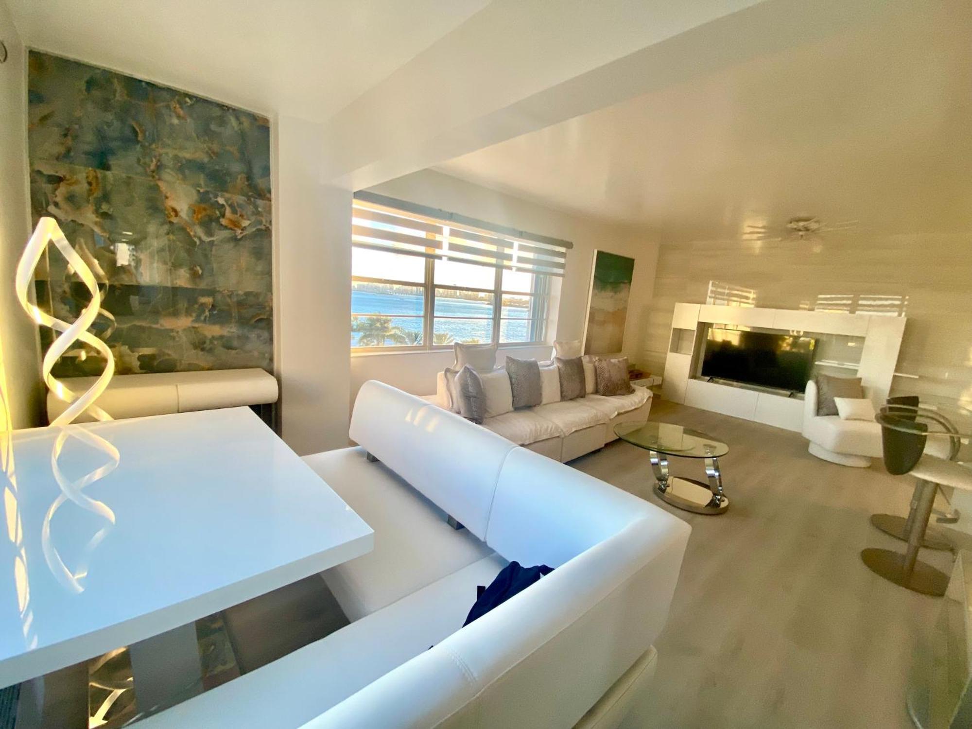 Panoramic Luxurious Waterfront One Bedroom With Miami Skyline View Free Parking 5min Drive To Miami Apartamento Miami Beach