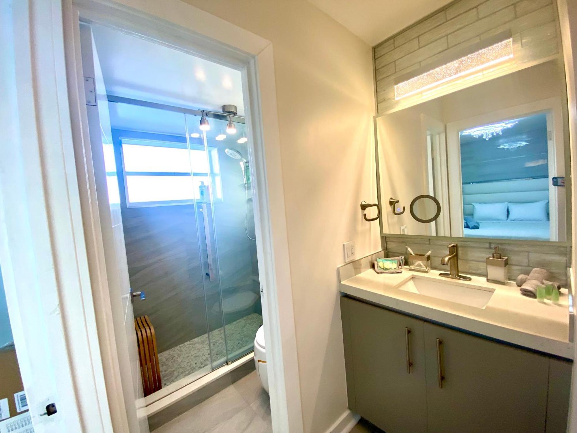 Panoramic Luxurious Waterfront One Bedroom With Miami Skyline View Free Parking 5min Drive To Miami Apartamento *