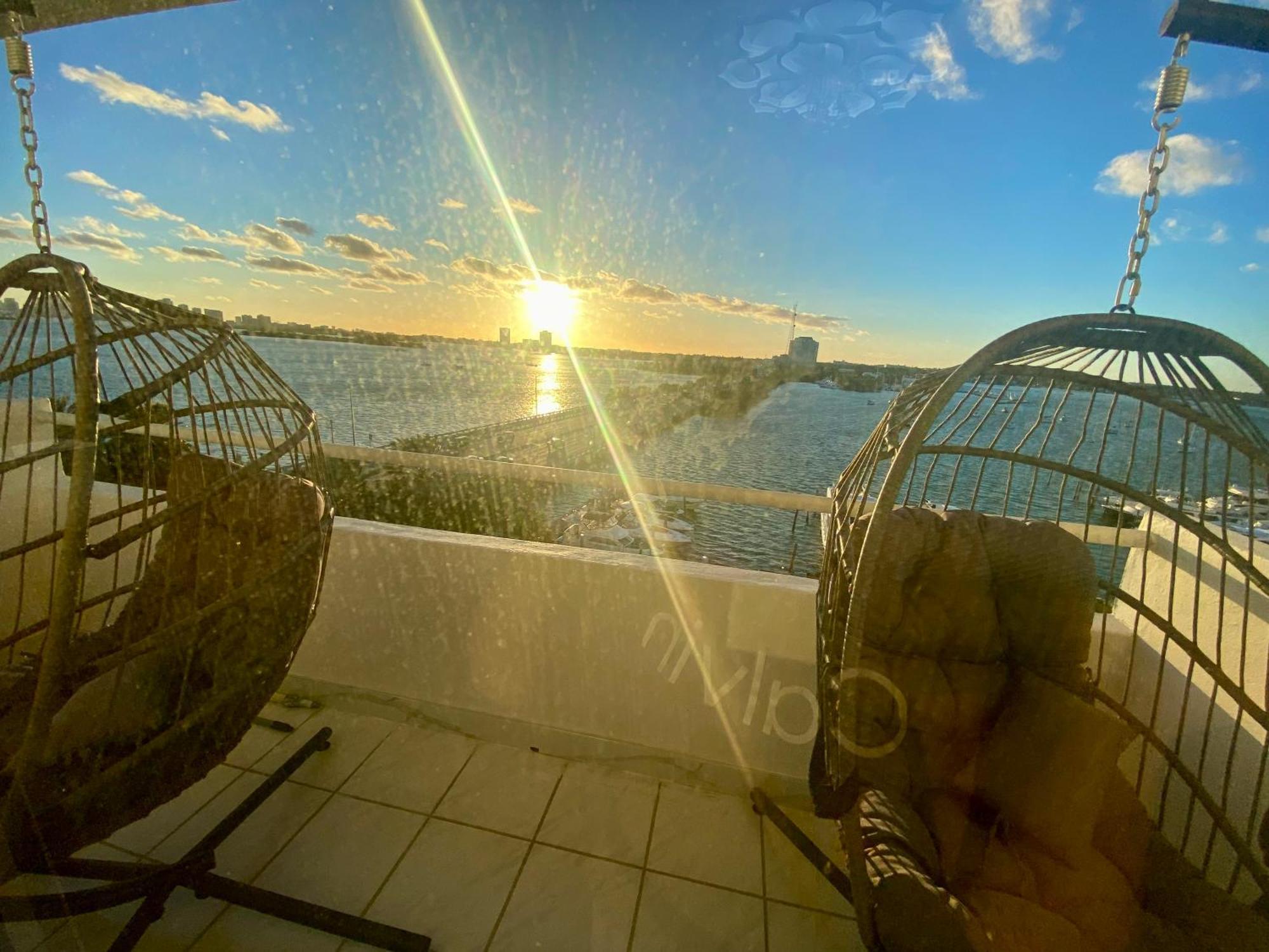 Panoramic Luxurious Waterfront One Bedroom With Miami Skyline View Free Parking 5min Drive To Miami Apartamento Miami Beach